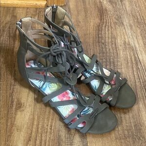 City classified Olive green Strappy gladiator Sandals size 9